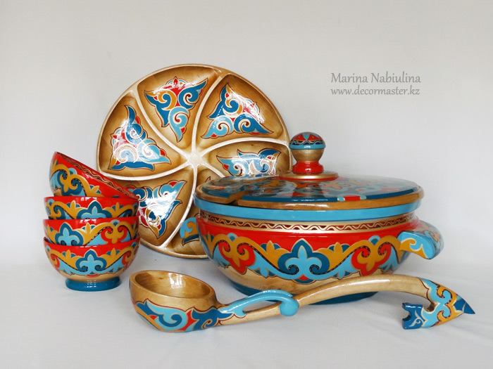 Набор посуды с казахским орнаментом. Роспись по дереву