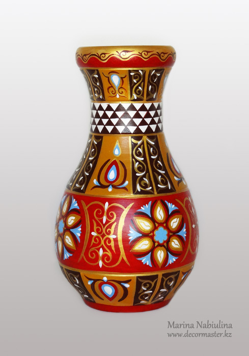 Декоративная ваза с орнаментом. Роспись по дереву